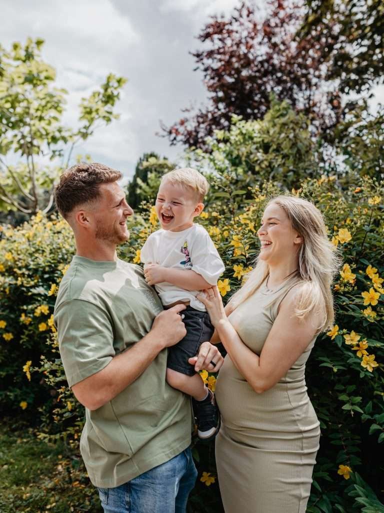 Portrait tendre d'une future maman pendant une séance grossesse à Lille, dans une lumière naturelle.