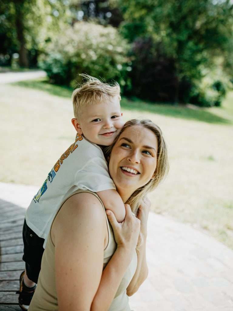 Portrait tendre d'une future maman pendant une séance grossesse à Lille, dans une lumière naturelle.