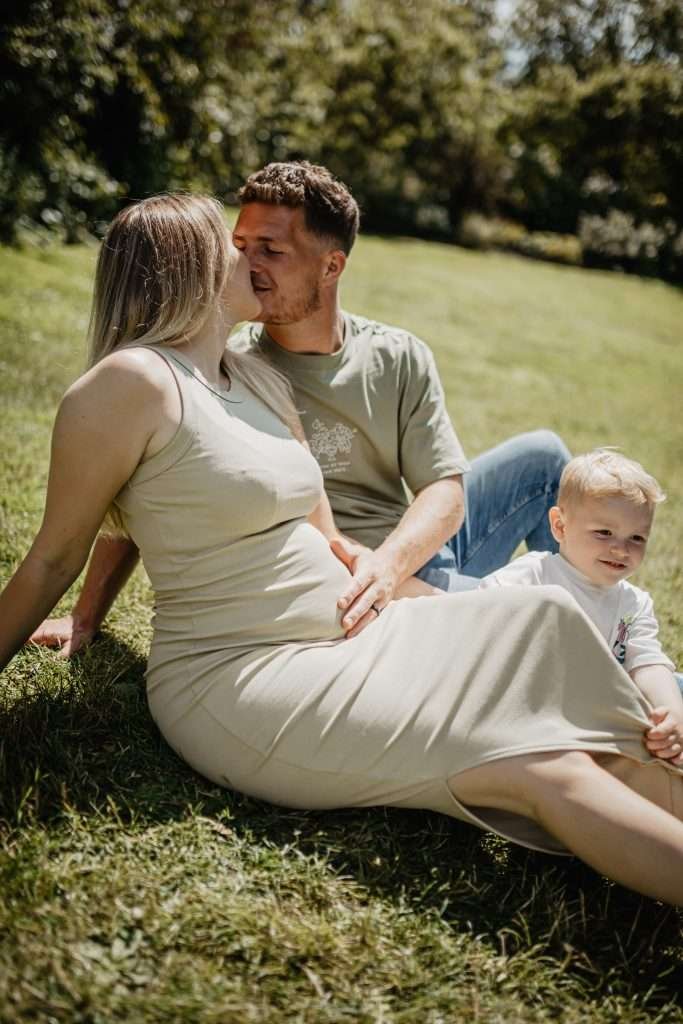 Portrait tendre d'une future maman pendant une séance grossesse à Lille, dans une lumière naturelle.