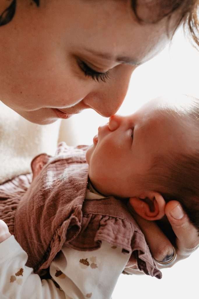 Photo de bébé naturel à domicile à Lille – moments tendres