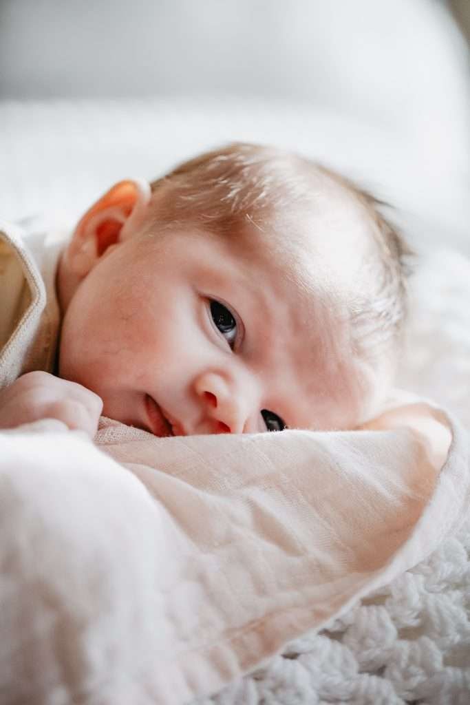 Photo de bébé naturel à domicile à Lille – moments tendres