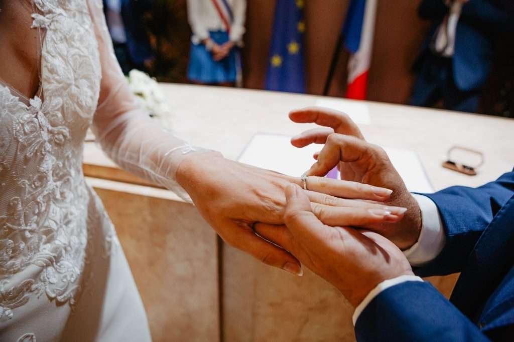 Photo de couple photographe mariage Valenciennes échange des alliances