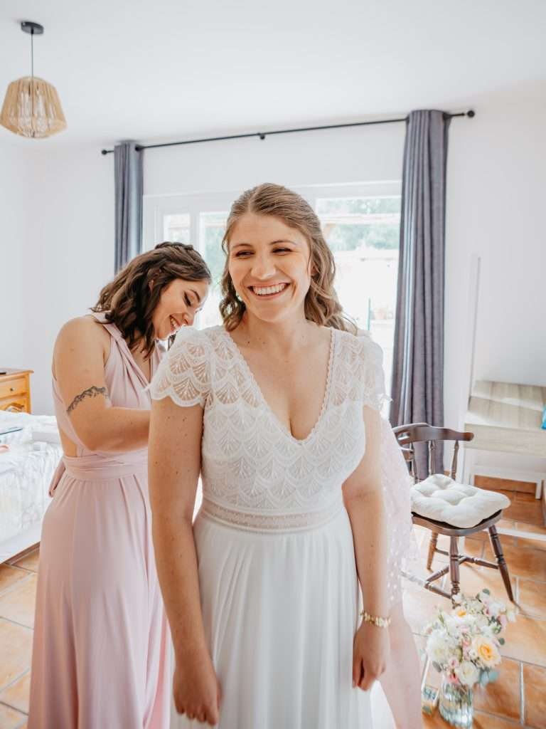 Photo des préparatifs du mariage - photo de la mariée en train de se préparer. 