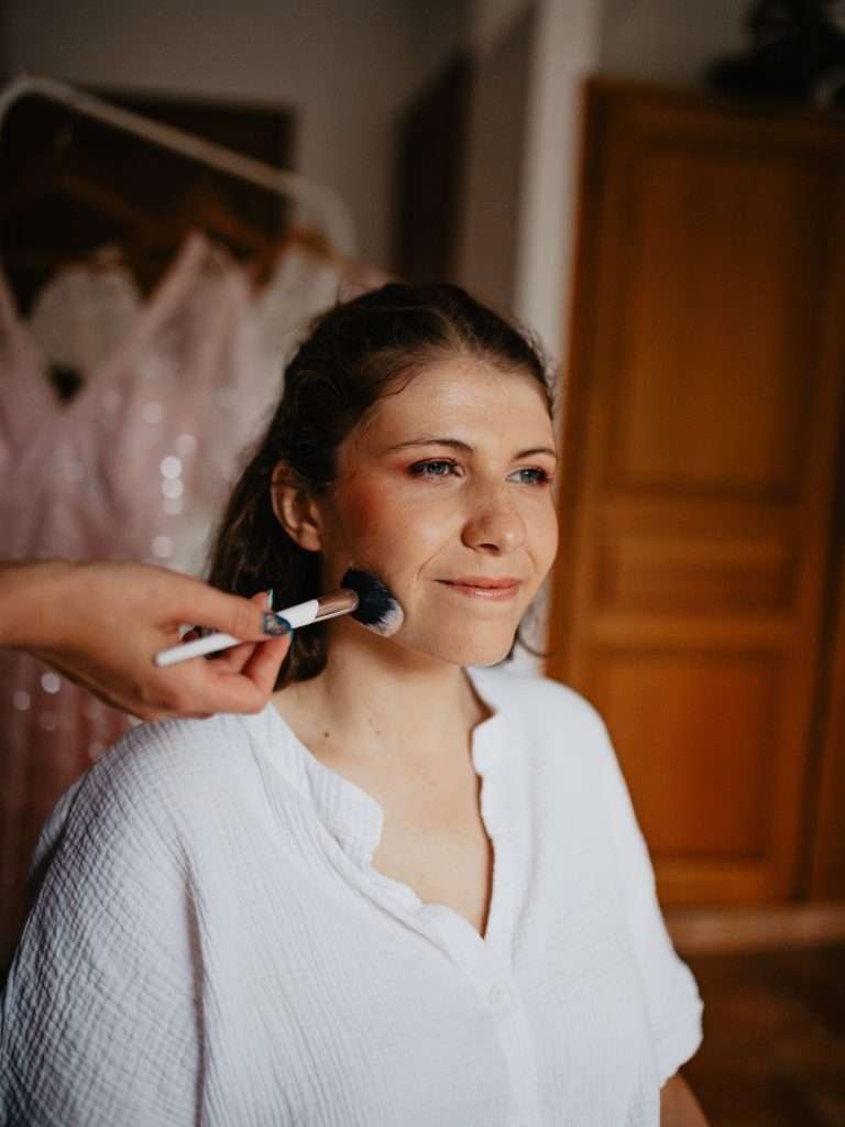 Photo préparatif mariage - la mariée mise en beauté