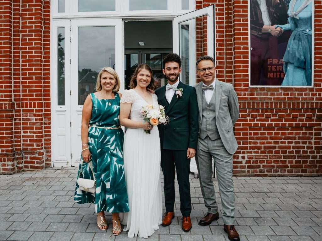 photos de groupe avec la famille de la mariée