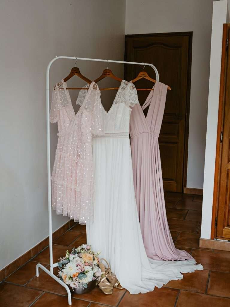 Photo des préparatifs du mariage - photo des détails et des robes de la mariée et des desmoiselles d'honneur