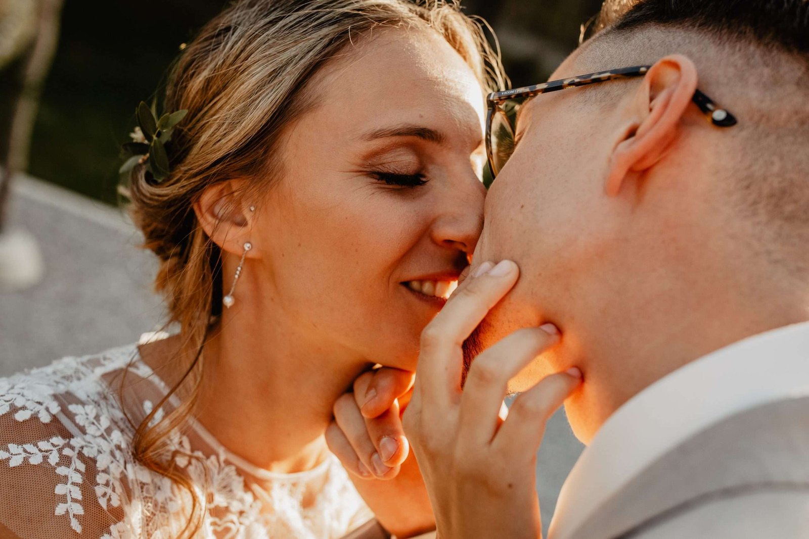 photos des mariés bisou à la maloterie