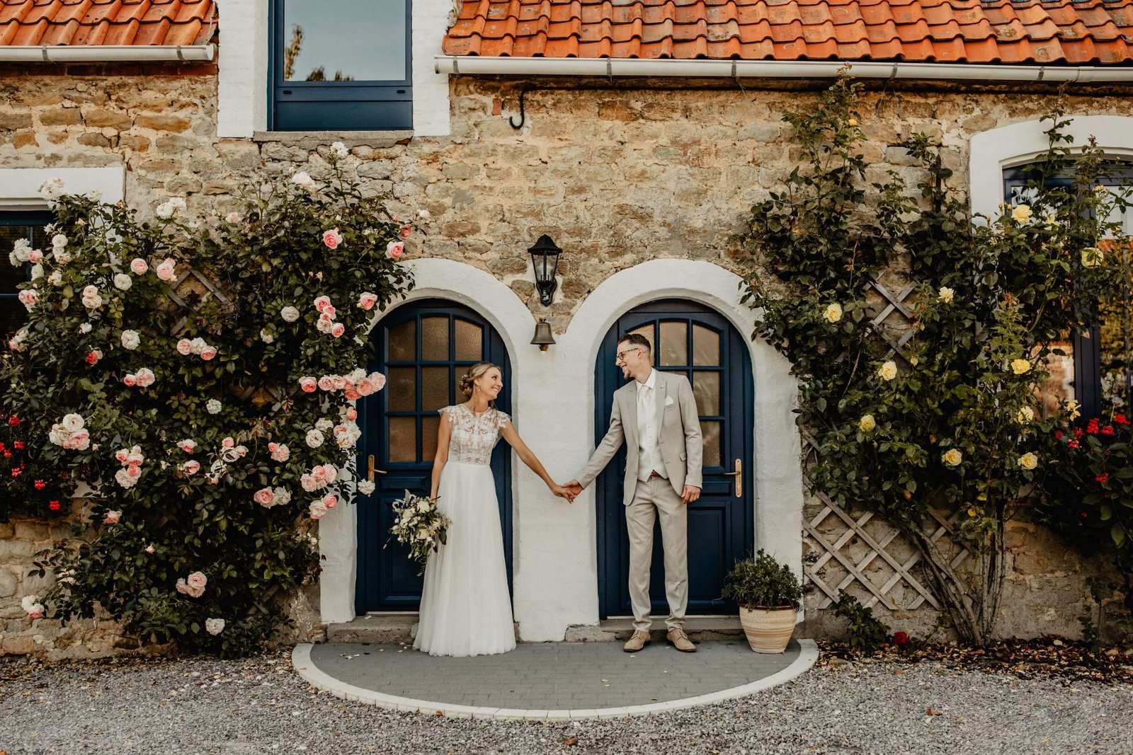 photos des mariées à la maloterie avec des fleurs et une batiment rustique