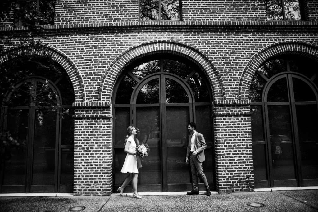 photographe de mariage à lille couple à la sortie de mairie à la mairie de Ronchin