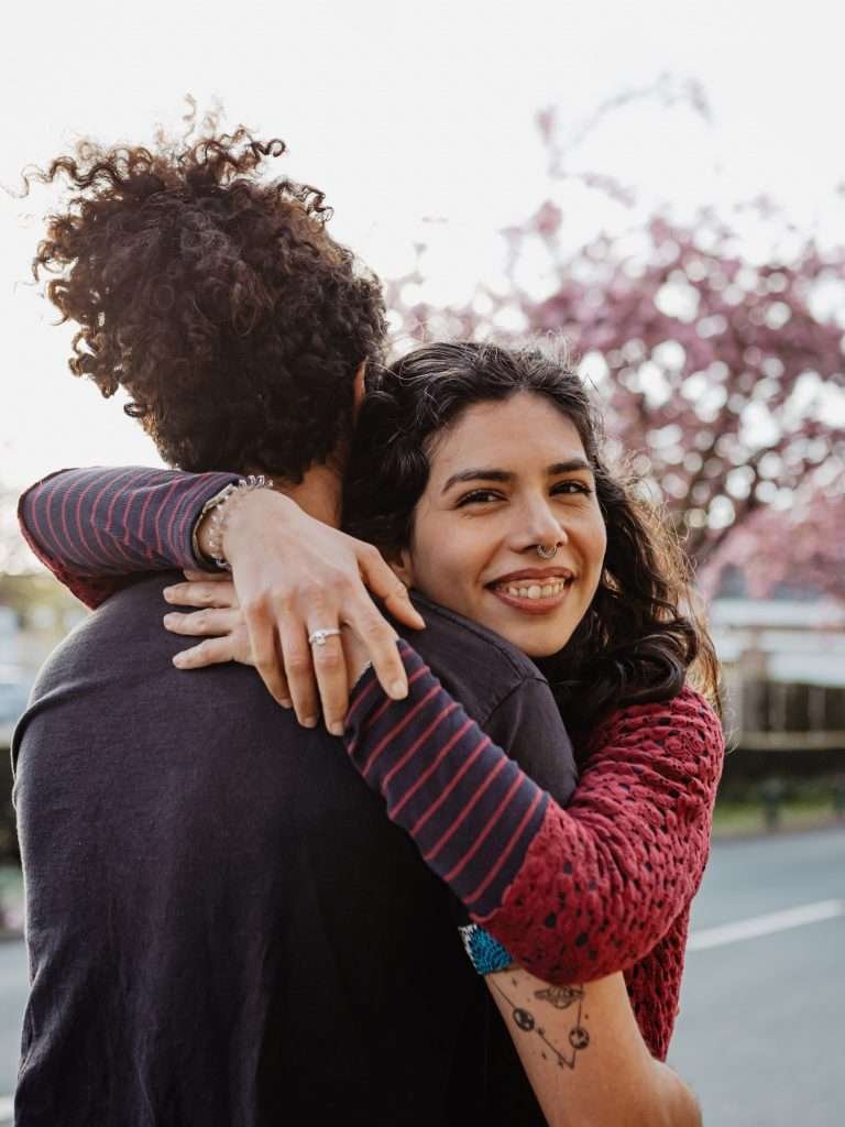 séance photo couple avec fille souriante